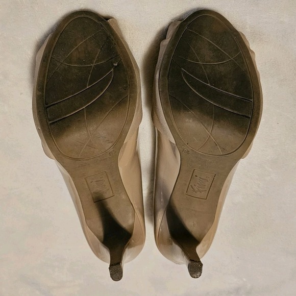 Fioni Peep-Toe Tan Patent Leather 4 In Heels Women's Size 8.5 - Picture 7 of 9